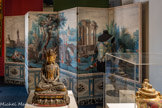 <center>Paravent Les rives du Bosphore</center>Dufour et Cie, XIXe siècle.
Papier peint rehaussé à la gouache.
Marseille, Château Borély - Musée des Arts décoratifs, de la Faïence et de la Mode.
Par l’assemblage d’un ensemble de lés de papier-peint, ce paravent offre une vision panoramique et idéalisée du détroit mythique des rives du Bosphore, où palais et châteaux de plaisance reflètent un art de vivre à la fois opulent et cosmopolite. Ce motif répond à un engouement renouvelé pour l’Empire ottoman. <br> Corps à baleine.
Seconde moitié du XVIIIe siècle.
Taffetas, broderies.
Fonds Musée du Vieux Marseille
Marseille, Musée d’Histoire