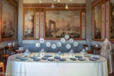 <center>Salla à manger du nord.</center>Les grandes toiles, réalisées à la détrempe sont attribuées au peintre Philippe Rey, artiste de la fin du XVIIIe siècle, membre de l'académie de peinture de Marseille. Ces toiles illustrent des vues du littoral marseillais. On peut reconnaître dans le grand tableau occupant le mur du fond de la salle et intitulé « Entrée dans le port de Marseille », le bâtiment de la douane ainsi que le fort Saint-Jean.