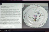 <center>Assiette polylobée à cinq accolades</center>Marseille, fabrique Perrin.
Autour de 1760.
Faïence stannifère, décor de petit feu polychrome. Collection particulière.
Apparu aux alentours de 1760, le décor « au Chinois » va être diffusé par la manufacture de la Veuve Perrin jusqu’à sa fermeture au tout début du XIXe siècle.
Sans les copier véritablement, la Veuve Perrin semble avoir capté mieux que personne l’esprit intemporel, spirituel et surréaliste des créations du peintre Jean Pillement (1728-1808), dont les compositions rocailles, où la figure du « Chinois » occupe une place centrale, vont se décliner dans tous les arts décoratifs. La fabrique marseillaise a adopté, entre autres caractéristiques, les structures à plusieurs niveaux introduites dans ses arabesques, ainsi que ses compositions asymétriques subtilement équilibrées dans un rendu très simplifié.
Cette assiette présente un décor dit « aux agrafes aux damiers verts » qui remonte probablement aux débuts de la production de la Veuve Perrin. Il est d’autant plus intéressant que les changements qu'il a connus permettent de suivre l’évolution du style des représentations extrême-orientales de cette manufacture. Dans une première phase, les agrafes sont très apparentes et les personnages de grande taille assez massifs. Aux alentours de 1760, ces éléments se réduisent et la qualité du dessin s’améliore.