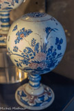 <center>Trois boules porte-perruque (dont une paire).</center>Marseille, Saint-Jean-du-Désert ou Montpellier. Fin XVIIe siècle.
Faïence stannifère de grand feu bleu, violet de manganèse et blanc
Collection particulière.
L’apparition des postiches dans les années 1620 suscite la création de porte-perruque. Le décor de camaïeu bleu de ces boules s’inspire de la céramique chinoise, connue des fabriques européennes par la production des faïences blanches à décor bleu de Delft.