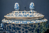 <center>Fontaine d'applique.</center>C’est vers 1730 qu’apparaissent à Marseille les premières pièces à décor de Chinois en camaïeu de bleu de grand feu sur fond blanc ou parfois légèrement bleuté. Ces décors, souvent exubérants, sont dénommés aux Chinois-fleurs ou aux Chinois-grotesques.