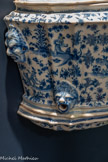 <center>Fontaine d'applique.</center>C’est vers 1730 qu’apparaissent à Marseille les premières pièces à décor de Chinois en camaïeu de bleu de grand feu sur fond blanc ou parfois légèrement bleuté. Ces décors, souvent exubérants, sont dénommés aux Chinois-fleurs ou aux Chinois-grotesques.