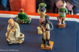 <center>Figurines</center>Les terres mélangées et la statuaire naissent à Castellet. Deux des fils Moulin s’installent à Apt et y développent les terres mêlées et la statuaire, comme Bonnet ou la veuve Arnoux, Aptésiens qui vont faire perdurer cette production à Apt. Le sablon qui se trouve dans la terre a permis aux faïenciers défaire de la faïence fine à pâte blanche. Influencés par la foire de Beaucaire, sur leur route, les faïenciers du Luberon ont pu créer des statuettes dans le goût de la Chine, du Proche-Orient ou des îles... Cuites, ces pièces sont trempées dans un émail plombifère teinté d’antimoine pour l’ocre jaune, d’oxyde de manganèse pour le brun tirant sur le noir, d’oxyde de cuivre pour le vert et de cobalt pour le bleu.