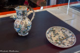 <center>Aiguière couverte et Assiette. </center>Marseille, fabrique Leroy ou Fauchier Faïence stannifère, décor de grand feu polychrome Prise du couvercle en étain Deuxième tiers du XVIIIe siècle.
Collection particulière.