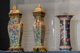 <center>Paire de potiches couvertes montées sur bronze doré. Vase cornet.</center>