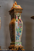 <center>Paire de potiches couvertes montées sur bronze doré.</center>Les émaux sur couverte de la famille rose sont déclinés suivant la palette dite « mandarine », caractérisée par l’emploi de couleurs vives. Le jaune et le vert se conjuguent à des teintes plus nuancées, telles que l’aubergine et l’orange. Notables chinois et dames de cour, accompagnées de leur suite respective, écoutent les doléances de leurs serviteurs, jouent de la flûte, prennent le thé ou se promènent dans les jardins d’un palais imaginaire. Le motif constitue une interprétation des palais et de la vie de cour.