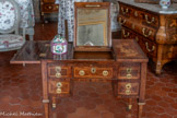 <center>Une coiffeuse</center>Le mobilier de la chambre est d'inspiration italienne. Le décor de grotesques (monstres et volutes développés sur les différentes faces) a été réalisé selon la technique de la marqueterie. Le buis, le bois de violette et le palissandre ont été employé.