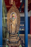 <center>Amida-nyorai</center>Japon
Epoque d’Edo (1603-1868)?
Bois, verre.
Marseille, Château Borély - Musée des Arts décoratifs, de la Faïence et de la Mode. Amida, du sanskrit Amitâbha, signifie « longévité incommensurable » du Bouddha. Sa représentation apparaît au Japon dès l’époque de Nara (710-784) et se développe uniquement dans la sculpture sur bois. Amida-nyorai se tient ici en position d’accueil (raigô), recevant les fidèles au Paradis occidental de la Terre pure. Le texte fondateur du Kan Muryôju-kyô spécifie l’existence de « trois classes d’accueil », correspondant au degré atteint par le fidèle impétrant. Cette sculpture renvoie à la première classe, considérée comme la plus haute. Amida esquisse le vitarka-mudrâ, les pouces touchant le bout des index, mudrâ d’accueil dans le Paradis de la Terre pure.