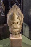 <center>Guanyin</center>Chine
Dynastie Qing (1644-1912), XIXe siècle. Jade (jadéite) et marbre.
Marseille, Château Borély — Musée des Arts décoratifs, de la Faïence et de la Mode. Le bodhisattva Guanyin, Avalokitesvara en sanskrit, est « [celui] qui regarde de haut en bas », avec « compassion » et « commisération ». Représenté très tôt dans l’Inde du Mahâyâna (Grand Véhicule), son culte est introduit en Chine au IIIe siècle et se propage rapidement sous les dynasties du Nord et du Sud (420-589). Sous les Song (960-1279) et les Yuan (1279-1368), son aspect féminin devient majoritaire. Ses formes varient et se soustraient souvent à l’orthodoxie des textes.
