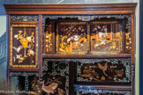 <center>Cabinet sho-dana.</center>Les panneaux, disposés de façon asymétrique, sont ornés de compositions florales survolées d’oiseaux, de canards ou de grues, et figurant des personnages aux postures théâtrales.
Le meuble de type sho-dana constitue une composante essentielle du mobilier des seigneurs féodaux et se dote sous l’ère Meiji d’étagères à charnières modulables, accueillant livres, rouleaux et matériel d’écriture. Le travail d’incrustation de style Shibayama se distingue par le travail en relief d’éléments sculptés, apposés sur le modèle de l’applique. Beaucoup de ces objets ont été exportés en Europe sous l’ère Meiji.