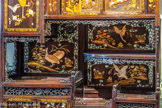 <center>Cabinet sho-dana.</center>Les panneaux, disposés de façon asymétrique, sont ornés de compositions florales survolées d’oiseaux, de canards ou de grues, et figurant des personnages aux postures théâtrales.
Le meuble de type sho-dana constitue une composante essentielle du mobilier des seigneurs féodaux et se dote sous l’ère Meiji d’étagères à charnières modulables, accueillant livres, rouleaux et matériel d’écriture. Le travail d’incrustation de style Shibayama se distingue par le travail en relief d’éléments sculptés, apposés sur le modèle de l’applique. Beaucoup de ces objets ont été exportés en Europe sous l’ère Meiji.