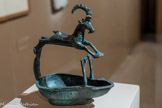 <center>Lampe au bouquetin bondissant</center>Shabwa (?) 
Bronze 
1er-3es.n.è
Paris, musée du Louvre, Département des Antiquité» orientales AO 4692 Pierre Bardey, 1910. <br>
Lampe en alliage cuivreux, fondue à la cire perdue, ornée d’un bouquetin bondissant au-dessus d’un arceau vertical. La forme générale, d’inspiration romaine, s’enrichit ici d'un vocabulaire décoratif proprement sudarabique. L'œuvre illustre un syncrétisme remarquable entre traditions locales et influences méditerranéennes. Un exemplaire comparable est conservé au musée d'Aden.