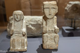 <center>Statuettes de femmes assises</center>Al-Jawf .
7e-6e s. av. n. e.
Calcaire.
Berlin, Staatliche Museen zu Berlin, Vorderasiatisches Museum, VA 3850 et VA 5338 Pierre Bardey, 1910 et 1912