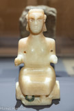 <center>Statue de femme assise</center>Tamna?
3e s. av. n. è.-1er s. n. è.
Albâtre, bronze.
Berlin, Staatliche Museen zu Berlin, Vorderasiatisches Museum, VA 5325 Pierre Bardey, 1912