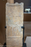 <center>Stèle funéraire d'un homme et d'une femme, Gadat et Wâ’ilat</center>Yémen
1er-3e s. n. è
Calcaire
Marseille, musée d'archéologie méditerranéenne, 5308 Compagnie des Messageries maritimes, 1898. <br>
Inscription:
Haut
1 Stèle funéraire de Gadat,
2 fils de Tâter.
Bas
Haut
1 Stèle funéraire de Wâ’ilat, fille de
2 Saimum.