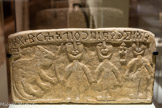 <center>Relief inscrit figurant trois personnages face à un lion</center>Yémen
1re moitié du 1er mill. av. n. è.
Calcaire
Berlin, Staatliche Museen zu Berlin, Vorderasiatisches Museum, VA 8972 Carl Rathjens / Sidi Abdallah, 1929