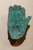 <center>Applique en forme de main</center>Yémen 2e-3e s. n. è.
Bronze.
Paris, musée du Louvre, Département des Antiquités orientales, AO 4609 Pierre Bardey, 1908