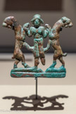 <center>Applique représentant un homme entre deux lions</center>Yémen
2e- 1er s. av. n. è.
Bronze.
Vienne, Kunsthistorîsches Museum Ägyptisch - Orientalische Sammlung, SEM 133 Eduard Glaser, 1894