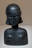 <center>JEANNE BONNEFOY-MERCURIALI </center>(1980, vit en France). Collection de l'artiste. Terre cuite.  <br>Buste de femme et Corps de femme sont les deux premières sculptures réalisées par l'artiste au Yémen en 2008, à partir de pièces archéologiques découvertes lors de visites au musée de Sanaa.