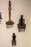 <center>Peignes</center>Peigne à tisser
Début du 20e siècle Kairouan, Tunisie Fer, bois
Mucem, Marseille. <br>
Peigne à tisser tasseka
1950-2000 Maroc Fer, bois
Fondation Jardin Majorelle, Marrakech, Maroc