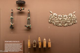 <center></center>1. Parure
1950-2000
Maroc
Cuir, perle de verre, coquillage
Fondation Jardin Majorelle, Marrakech, Maroc
<br>2. Parure
1950-2000
Maroc
Argent, émail, verre
Fondation Jardin Majorelle, Marrakech, Maroc. <br> 5. Ensemble à khôl des touristes
1950-2000
Maroc
Bois, miroir
Collection privée.