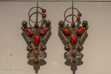 <center>Paire de fibules </center>Cette paire de fibules appartenait à Zaïna Toudert, fille d’un bijoutier de Taka (Tizi-Ouzou). Créées par son père et offertes pour son mariage vers 1900, elles ont été conservées dans la famille malgré les difficultés financières. Transmises à sa fille, puis léguées au Mucem par sa petite-fille, elles illustrent une patrimonialisation consciente du rôle du musée