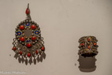 <center></center>4. Fibule Tabzimt
Vers 1900-1950
Grande Kabylie (région des Ouadhias), Algérie. Argent, corail
Mucem, Marseille, don Jacqueline Terrer
<br> 9. Bracelet kabyle Amesluh
Vers 1900-1950 Algérie
Argent émaillé, cloisonné, filigrané, corail Mucem, Marseille