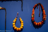<center></center>4. Collier fabriqué par les femmes elles-mêmes
20e siècle
Pré-Sahara, Maroc.
Perles de résine synthétique imitant l’ambre, fil rouge, fermeture avec un bouton
Collection privée, Maroc.
<br> 5. Collier Aït Atta
20e siècle.
Maroc