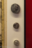 <center></center>Tétradrachme de Tigrane II (95-55 av. J.-C.). <br>
Denier d’Auguste (27 av. J.-C.-14 ap. J.-C.).<br>
 Denier de l’empereur Marc Aurèle (161-180)