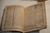 <center>Almanach du cultivateur</center>1812. France
Vers 1930. Livre imprimé. Mucem, Marseille. <br>
Les almanachs sont des calendriers donnant les fêtes religieuses et les prévisions astronomiques pour l'année, associées à des prédictions météorologiques. Ils permettent donc de prévoir les jours les plus adéquats pour accomplir certains travaux agricoles. On y trouve également des dictons de la sagesse populaire, comme « Gelée de lune rousse, de la plante brûle la pousse ».