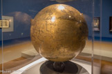 <center>Globe céleste.</center>Italie ou Europe centrale 1502
Cuivre doré et gravé
Musée national de la Renaissance château d'Écouen.