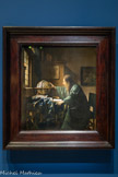 <center>L’Astronome, dit aussi L'Astrologue</center>Johannes Vermeer Delft, Pays-Bas
1668
Huile sur toile
Musée du Louvre, département des Peintures, Paris. <br>
Alors que l'astronomie se développe considérablement grâce à de nouveaux outils, Vermeer inscrit son personnage dans une longue histoire de la science. Sur la table se trouvent un ouvrage traitant des premiers observateurs du ciel durant l'Antiquité et un astrolabe persan, symbole de l'âge d'or de l'astronomie médiévale.