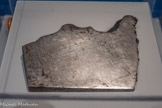 <center>Fragment de la météorite de Tamentit</center>Tamentit, Algérie Tombée à la fin du 14e siècle Fer et nickel
Muséum national d'Histoire naturelle, Paris.<br>
Les météorites, ces fragments de matière arrivés sur Terre depuis l'espace, ont fait l'objet de nombreuses superstitions. C'est le cas en particulier de la météorite de Tamentit du fait de son caractère exceptionnel : après sa découverte en Algérie en 1864, son poids total a été estimé à environ une demi-tonne.