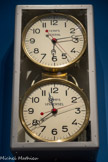 <center>Horloge indiquant le temps sidéral et le temps universel</center>France 20e siècle
Horloge électrique
Observatoire de Haute-Provence, Institut Pythéas, Saint- Michel-l'Observatoire. <br>
Cette horloge double était utilisée par des astronomes pour savoir quelles étoiles étaient visibles lors d'une observation. Vues depuis la Terre, les étoiles reviennent à la même position toutes les 23 heures et 56 minutes : c'est le temps sidéral. L'horloge présente ce décalage en donnant l'heure universelle et l'heure des étoiles. Le temps universel coordonné (UTC) est une échelle de temps qui est conservée par les laboratoires de temps du monde entier et qui est déterminée par des horloges atomiques très précises. En France métropolitaine, l'heure UTC en été correspond à l'heure locale moins 2 heures, et en hiver l'heure locale moins 1 heure.