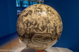 <center>Globe céleste dit « de Coronelli »</center>Charles Sadeles et Édouard Vacher Paris, France
1878 (pour l'Exposition universelle, original du 17e siècle) Vélin collé sur âme de bois
Observatoire Camille Flammarion, Juvisy-sur-Orge (conservé aux Archives départementales de l'Essonne)
<br>
Ce globe céleste est recouvert d’illustrations tirées des planches du moine vénitien Coronelli (1650- 1718). Les globes « de Coronelli » constituent des objets de collection pour les puissants. Ils fonctionnent souvent par paires avec un globe terrestre et symbolisent leurs savoirs et leur pouvoir sur le monde.