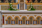 <center>.</center>Le soubassement du maître-autel est formé de cinq arcatures en bronze doré reposant sur des colonnettes en lapis-lazulis avec un décor de mosaïques.