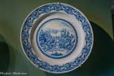 <center>Plat circulaire</center>Jonas rejeté par la baleine
Moustiers, fabrique Pierre Clérissy Fin XVIIe - premier quart du XVIIIe siècle Faïence stannifère, décor de grand feu en bleu
Marseille, Château Borély - Musée des Arts décoratifs, de la Faïence et de la Mode Inv. 1998.13.1