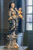 <center>Vierge à l’Enfant</center>Marseille, fabrique Joseph Fauchier
1735
Faïence, décor de grand feu polychrome : bleu, jaune, vert, rouge.
Marseille, Château Borély - Musée des Arts décoratifs, de la Faïence et de la Mode, Inv.1998.7.1. La Vierge à l’Enfant de Fauchier est clairement inspirée des productions rouennaises contemporaines. La couleur rouge y est pareillement apposée en petites stries parallèles, gardant ainsi tout son éclat à la cuisson.
