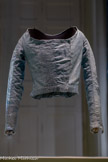 <center>Corsage trompeur</center>Fin XVIIIe siècle
Soie, coton, toile de bourre de soie
Don Mme Manguin, 1977. Fonds Musée du Vieux Marseille.
Marseille, Musée d'Histoire, inv. 1977174
Pièce maîtresse du vestiaire provençal depuis le XVIIIe siècle, le caraco est un corsage féminin à manches longues.
La mode des décolletés carrés profondément échancrés du début du XVIIIe siècle avait entraîné vers 1778 le port d’un fichu pour voiler sa gorge. Mais à la veille de la Révolution, les pans du « fichu menteur » seront introduits sous le « corsage trompeur » afin de lui donner du volume et simuler une poitrine avantageuse.