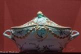 <center>Saucière avec couvercle</center>Marseille, fabrique Veuve Perrin
Vers 1770-1775
Faïence stannifère, décor de petit feu polychrome et or sur émail turquoise
Don Pierre et Lison Jourdan-Barry, 1997
Marseille, Château Borély - Musée des Arts décoratifs, delà Faïence et de la Mode, lnv.19971.1
Les fonds turquoise sont relativement peu utilisés dans la faïence marseillaise au XVIIIe siècle en raison des difficultés à les maîtriser techniquement. Peut-être faut-il voir chez la Veuve Perrin, le désir de se rapprocher de la couleur céladon des porcelaines de Chine, en vogue durant cette période.