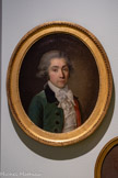 <center>Portrait d’homme</center>Louis Roland Trinquasse (1746-vers 1800)
Fin XVIIIe siècle Huile sur toile
Marseille, Musée Grobet-Labadié, inv. GL 559
La Révolution française engendre une nouvelle image de l’homme qui se traduit dans la mode. Perruques plus légères couvertes de poudre blanche et port de l’anneau doré à l'oreille en font partie. La touche lisse et précise de ce portrait met en valeur les matières et leurs contrastes. Le velours bleuté de l’habit doublé de rose se détache des blancs purs du gilet de la chemise et de la cravate de ce jeune conventionnel.