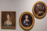 <center>Le BLEU des Lumières</center>Regarder des portraits du XVIIIe siècle, c'est se plonger dans l'atmosphère singulière qui régnait dans les grandes résidences du siècle des Lumières, parisiennes ou provinciales, royales ou privées. C'est voir surgir des camaïeux de tons pastel où le bleu clair le dispute au rose pâle ou au vert céladon.
Tout en situant les modèles dans leur cadre social, les portraits illustrent les liens qui se tissent entre la mode et la peinture. Hommes et femmes sont représentés dans leur boudoir, en costume ou en tenues d'intérieur, souvent dotés d'accessoires ou d'animal de compagnie permettant de décrire leurs origines et leurs activités.