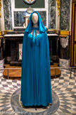 <center>Ensemble cape et robe longue « Raquel »</center>Loris Azzaro, printemps-été 1973
Né àTunis de parents d'origine italienne. Loris Azzaro (1933- 2003) confiait qu'il était « habité » par la Méditerranée : « [...J elle a indéniablement marqué mon enfance [...] tout comme le bleu, cette force présence de l'eau, de la mer dans mon existence ». Très jeune, là encore, les tissus qu'il découvrait dans les souks l'ont ensorcelé : « ..] j'étais captivé par les couleurs et leurs lumières. Je me demande si ce n'est pas ce chatoiement qui a inspiré ma mode. »
Créateur emblématique des années 70, Loris Azzaro pose dès sa première collection tes codes de la maison : drapés sensuels, jeux de transparence, lamés étincelants, découpes suggestives. Couturier des nuits parisiennes et des stars, ses robes sculpturales, souvent audacieuses, toujours élégantes épousent et révèlent le corps sans le contraindre.
Château Borély - Musée des Arts décoratifs, de la Faïence et de la Mode, inv.2021.28.ll.l-2