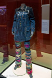 <center>Ensemble caban et blue-jean Fred Sathal</center>Marque française de prêt-à-porter créée à Marseille en 1994 par Fred Sathal (1966)
Collection « Volage sauvage » haute couture automne-hiver 2002-2003 Sergé de coton (denim), satin de soie, broderies de paillettes aux points « cicatrices » et « étoiles filantes », peinture, métal
Marseille, Château Borély - Musée des Arts décoratifs, de la Faïence et de la Mode, inv. 2002.11.7.1-2
Plasticienne, designer, performeuse, Fred Sathal officie pour la haute couture, les arts de la scène et l'art contemporain à travers la création de pièces uniques Dès ses premières collections, elle développe une recherche artistique en marge des codes traditionnels de la couture dans les domaines de la coupe, de la teinture, des imprimés ou de la broderie. Le point « cicatrice » qui relie la matière, le point « étoiles filantes » qui diffuse l'ornementation sur le textile ou les fils laissés libres sur le tissu en sont quelques exemples.