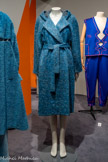 <center>Manteau</center>aguery (France).
Marque créée en 2014 par Anaïs Guery, lauréate 2016 - Mediterranean Fashion Prize (MFP)/ Fonds de Dotation Maison Mode Méditerranée 2015
Tweed de mohair et lurex (Tissages des Chaumes-France), satin de coton utilisé habituellement en corsetterie.
Teinture artisanale à l’indigo végétal dans l'atelier
Collection particulière