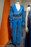 <center>Ensemble boléro, pantalon et gants</center>Flore Girard de Langlade (France)
Marque créée en2020, lauréate2019-2021 Bourse/Fonds de Dotation Maison Mode Méditerranée
Collection « Âge de raison » 2018 Nubuck
Gants réalisés en collaboration avec la maison Agnelle, ganterie fondée en 1937
Collection particulière