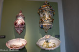 <center>Fontaines d'applique</center>Marseille, fabrique Gaspard Robert Autour de 1765. Faïence stannifère, décor de petit feu polychrome.
(Celle de gauche, Don G. Aicard. 1747)
Marseille, Château Borély - Musée des Arts décoratifs, de la Faïence et de la Mode