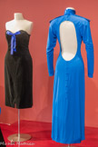 <center>Robe longue dos-nu</center>Loris Azzaro
Marque française de prêt-à-porter créée en 1968 par Loris Azzaro (1933-2003)
Vers 1975 Jersey, paillettes
Don Catherine Azzaro, 2021
Marseille, Château Borély - Musée des Arts décoratifs, de la Faïence et de la Mode, inv. 2021.28.3
Créateur emblématique des années 70, Loris Azzaro pose dès sa première collection les codes de la maison : drapés sen¬suels, jeux de transparence, lamés étincelants, découpes suggestives.
Couturier des nuits parisiennes et des stars (Romy Schneider, Dalida, Marisa Berenson, Claudia Cardinal ou Raquel Welch), ses robes sculpturales, souvent audacieuses, toujours élégantes, épousent et révèlent le corps sans le contraindre.