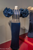 <center>Robe du soir</center>rPierre Balmain
Mason de couture française fondée en 1945 par Pierre Balmain (19144982)
Collection haute couture automne-hiver 1984-1985 par Erik Mortensen (1926-1998)
Satin de soie, tulle, perles, strass, paillettes. 
Don Maison Pierre Balmain, 2002.
Marseille, Château Boréty-Musée des Arts décoratifs, de la Faience et de la Mode