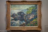 <center>Louis Valtat (1869 - 1952)</center>Les Rochers 1902
Huile sur toile. <br>
En 1898 et 1899, Louis Valtat séjourne à Agay, dans le Var. Émerveillé par la nature qui l'entoure, il fait d'emblée construire une villa à Anthéor, le Roucas Rou. La sauvagerie du paysage, dominé par les roches rouges de l'Estérel dont les calanques plongent à pic dans une Méditerranée bleu indigo, est tempérée par une végétation de pins et de chênes lièges. L'ensemble compose un tableau où dominent trois couleurs fortes.
« Je vous envie d'être là-bas, parmi ce bleu, ce rouge et ce vert », lui écrit Paul Signac.